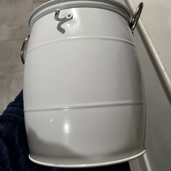 White Ice Bucket with Lid and Scoop - Picture 9 of 13